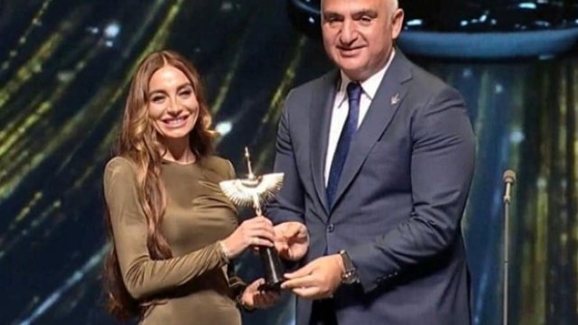 Arzu Əliyeva Türkiyədə mükafatlandırıldı - VİDEO