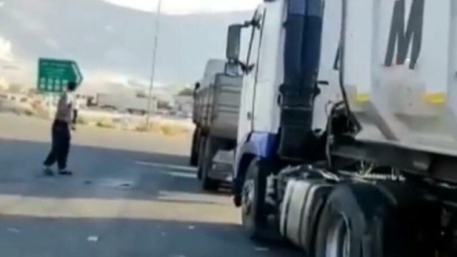 İrandan zəlzələ anının görüntüləri: TIR-lar silkələnir, dağlardan toz dumanı qalxır - ANBAAN VİDEO