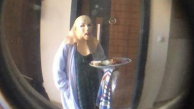 Yaşlı qadın üzünə qorxunc maska taxıb, qonşuların qapısını döydü... (VİDEO)