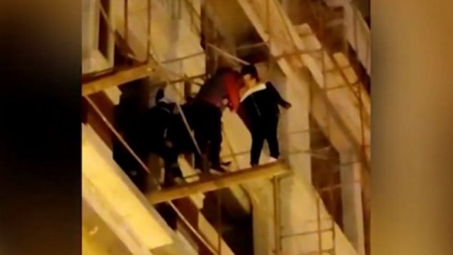 Bakıda intihar etmək istəyən qızı belə xilas etdilər - ANBAAN VİDEO