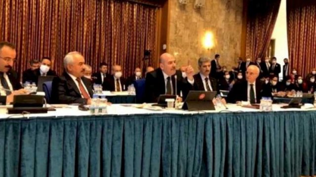 Türkiyə daxili işlər naziri deputata əsəbiləşdi: “Orada şəhid veririk, sən isə boş-boş gülürsən” - VİDEO