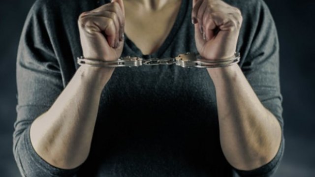 Bakıda sabiq polis əməkdaşının qızı məhkəmə zalında həbs edildi