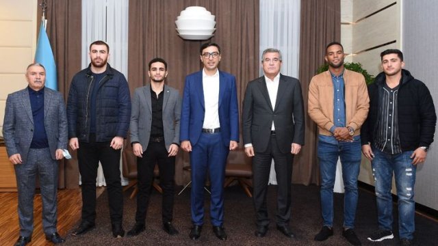 Fərid Qayıbov dünya çempionatında uğur qazanan boksçularla görüşdü