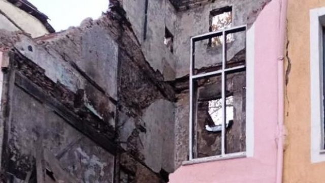 İstanbulda üç mərtəbəli bina çökdü