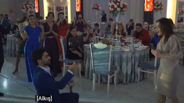 Azərbaycanlı gənc toyda sevdiyi qıza qeyri-adi evlənmə təklifi etdi – VİDEO