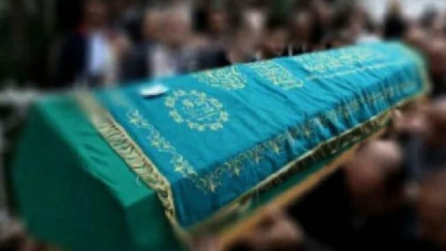 Azərbaycanda ŞOK OLAY: Tabutda kişi dirildi, molla qaçdı - VİDEO