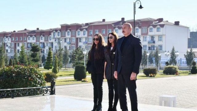 İlham Əliyev və Mehriban Əliyeva Qubada Heydər Əliyevin abidəsini ziyarət ediblər