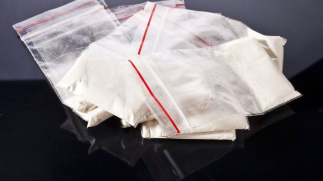 Məhkumlara heroin daşıyan həbsxana nəzarətçisi həbs edildi