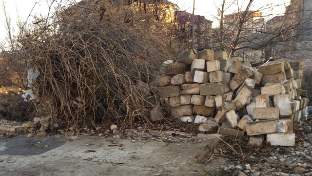 Bakıda dayanacağı söküb yerini 5000 manata satıblar? - İDDİA/FOTO