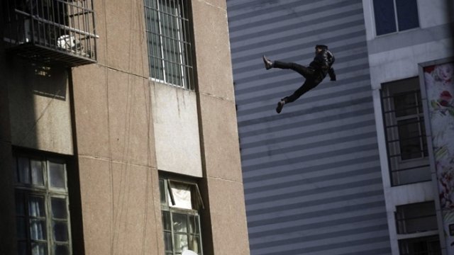 Aktyor 11-ci mərtəbədən yıxılaraq ÖLDÜ