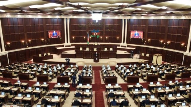 Sahibkarlıq fəaliyyətinə verilən icazələrin artırılması barədə layihə qəbul edildi