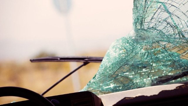 Uşaq pulu çölə atdı, zəncirvarı qəza baş verdi