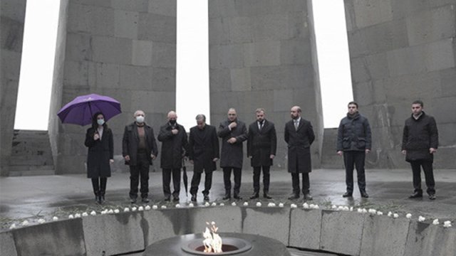 İran parlamentariləri İrəvanda “soyqırım” abidəsini ziyarət edib, kədərləndilər