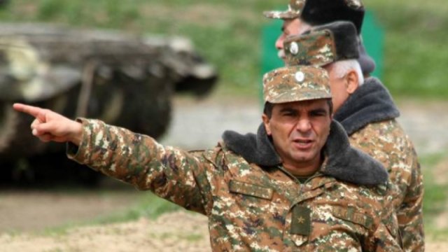 Qondarma rejimin “Müdafiə Ordusu” qiyama qalxdı, çevrilişlə hədələdi