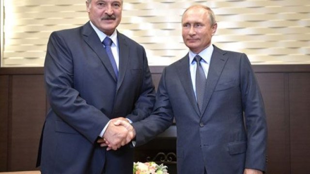 Putin və Lukaşenko müdafiə sahəsində əməkdaşlığı müzakirə ediblər