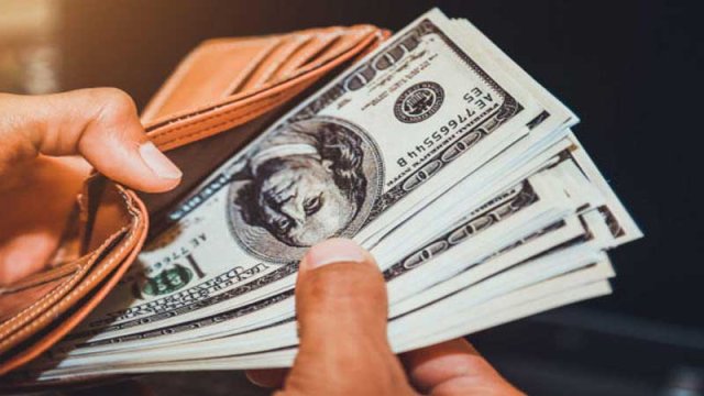 Dollar bahalaşır: Manatın məzənnəsi ilə bağlı gözləntilər