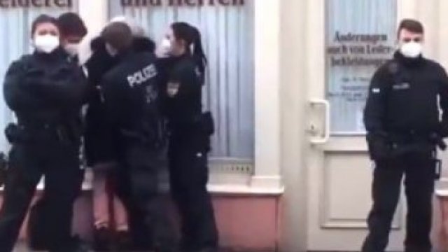 Polis maska taxmayan qocanı zorla qandalladı