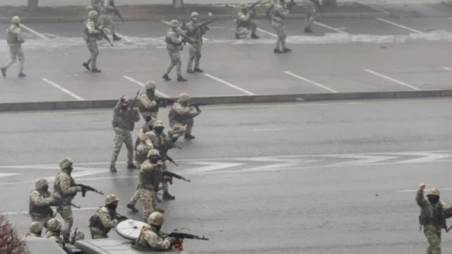 Almatı şəhərinin mərkəzində ATIŞMA