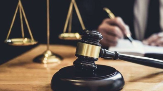 Gəncədə iki qardaşı bıçaqlayan şəxs məhkəmə zalından azadlığa buraxıldı