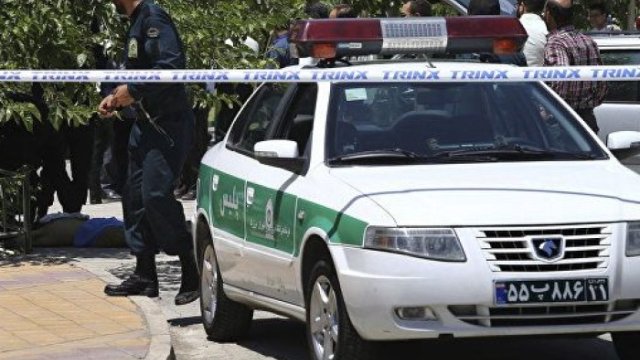 İranda silahlılar yük maşınlarına hücum etdi - Yaralı var