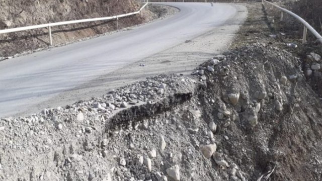 Şamaxıda torpaq sürüşməsi - Yeni çəkilən yol dağıldı