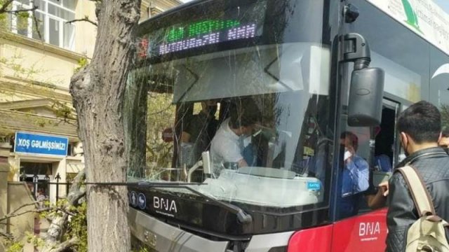 Bakıda iki avtobus qəzası - Xəsarət alan var