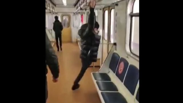 Gənclər metroda bu oyunlardan çıxdı, polis işə qarışdı - VİDEO