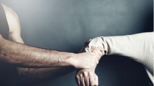 Azərbaycanda iki dəfə evli olmuş kişi məktəbli qızı QAÇIRDI