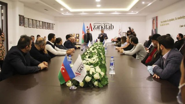 “Mənə şeir yaz” şeirlər kitabının təqdimatı keçirildi - FOTOLAR