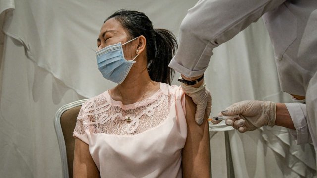 Vaksin olunmuşlarda Omikronun 5 əlaməti açıqlandı