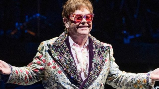 Elton Con koronavirusa yoluxdu