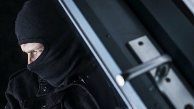 Maskalı şəxslər marketdən külli miqdarda pul OĞURLADI