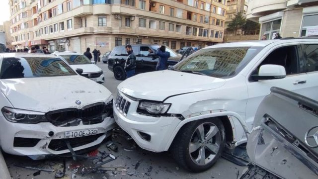 Bakıda 17 yaşlı yeniyetmə zəncirvari qəzaya səbəb oldu - VİDEO/FOTOLAR