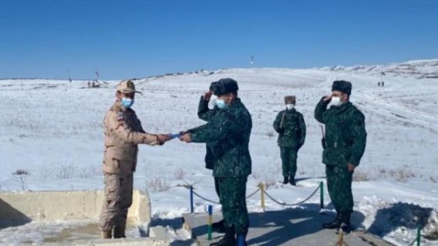 Güclü külək İran bayrağını Azərbaycan ərazisinə düşürdü