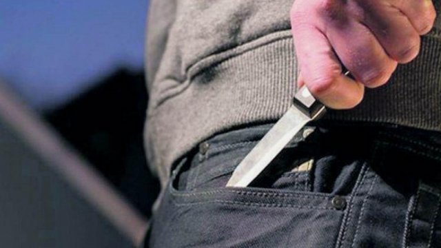 Nərddə uduzdu, bıçağı ürəyinə sapladı: O azərbaycanlı axtarılır