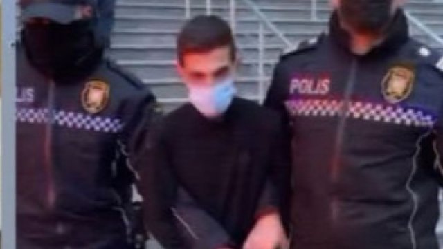 Qızının ölümünə görə atası canlı yayımda qandallandı - VİDEO