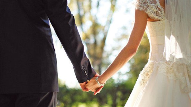 Millət vəkili özündən 26 yaş kiçik aparıcı ilə evləndi