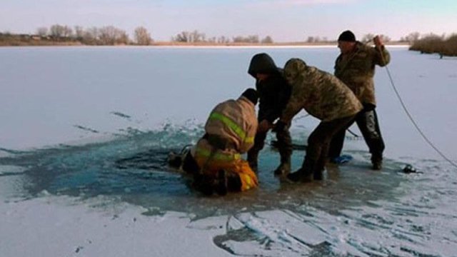Əri gözlərinin önündə donmuş çayda boğuldu - VİDEO