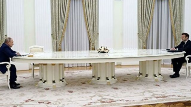 Putinin Makronla uzun masada görüşməsinin səbəbi açıqlandı