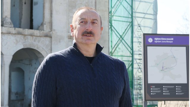 İlham Əliyev və birinci xanım Ağdam Cümə məscidində bərpa işlərinin gedişi ilə tanış olublar - FOTOLAR