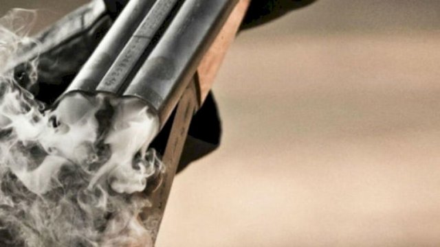 Əvvəlcə arvadını güllələdi, sonra polislərlə atışmada yaralandı