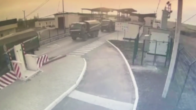 Rusiya qoşunları işğal olunmuş Krım inzibati sərhədini keçdi - VİDEO