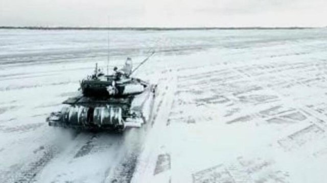 Ukrayna rusların iki tankını və bir neçə yük maşınını məhv etdi - VİDEO