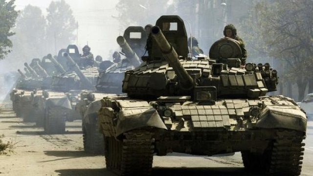 Ukrayna Rusiya tanklarının Kiyevə irəliləyişini dayandırmaq üçün körpünü partlatdı - FOTOLAR