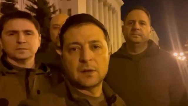 Zelenski hökumət üzvləri ilə birgə küçədən paylaşım etdi: “Biz buradayıq” - VİDEO