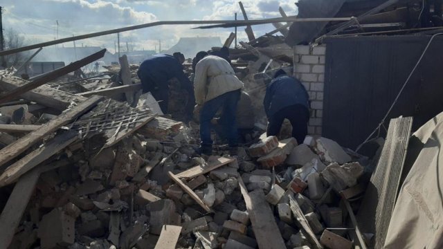 Kiyevdə evə mərmi düşdü, 3 nəfər öldü - FOTO