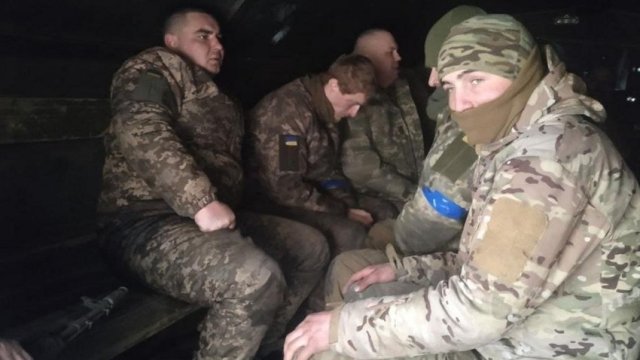 Ukrayna hərbçiləri Rusiya ordusunun 2 bölüyünü məhv edib, əsgərlərlə dolu avtobusu ələ keçirdi - FOTO