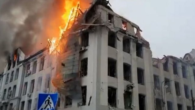 Xarkovda polis idarəsi və universitet binası vuruldu - VİDEO