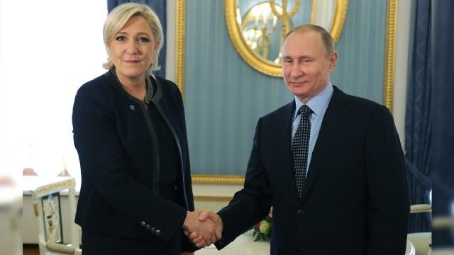 Putinlə olan fotolarının silinməsini tələb etdi