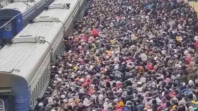 Sakinlər Xarkovu belə tərk edir... - FOTO